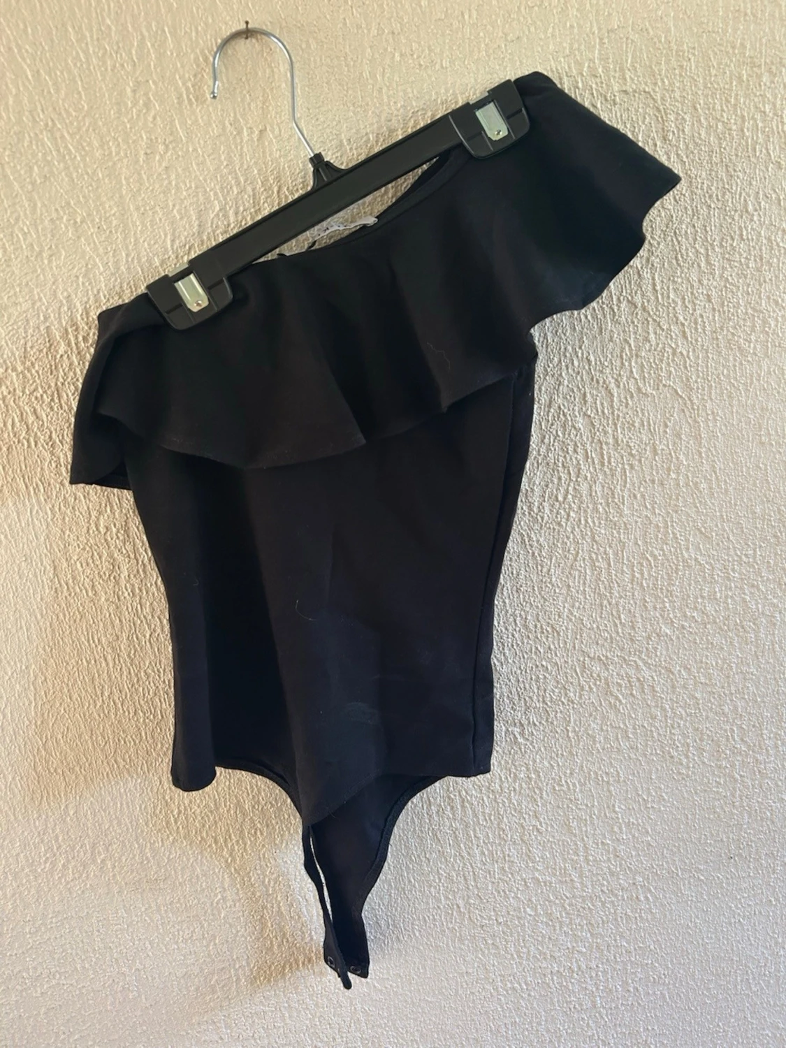 Svart one shoulder body med volang - 1