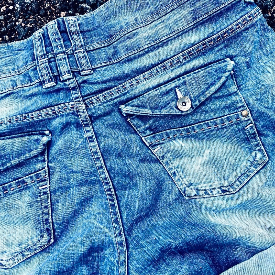 Snygga denimshorts i femficksmodell med fina detaljer från Lindex! - 3