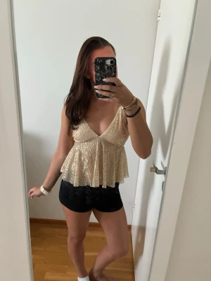 Glittrig guldig topp - Säljer en fantastisk topp med guldpaljetter. Perfekt för sommarfestivaler. Jag säljer den eftersom passformen inte var helt rätt för mig. Den passar storlek S–M men är justerbar tack vare axelbanden. Jag vet inte vilket märke det är eftersom jag köpte den på Vinted, men det är troligen Shein eller något liknande. 🤍