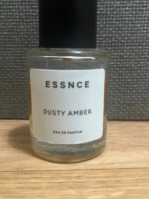 Essnce - Dusty amber - God doft, men använder inte den längre. 