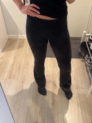 Yoga pants  - Säljer ett par svarta leggings med utsvängda ben och hög midja. De är mjuka och stretchiga, perfekta för en avslappnad och trendig look. Passar till både sneakers och boots. Materialet känns lent och följsamt mot kroppen.