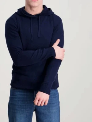 Marinblå casmir tröja - En stilren mörkblå hoodie med huva och dragsnören. Tillverkad i casmir, perfekt för en avslappnad look. Använd fåtal gånger.