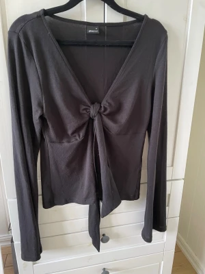 Svart knyttopo - Svart långärmad knyttopp. Toppen är från gina tricot och tröjan är i storlek M.