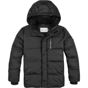 Svart pufferjacka från Calvin Klein Jeans - Svart pufferjacka från Calvin Klein Jeans med huva och dragkedja. Jackan har logotyp på bröstet och ärmen, samt stora fickor framtill. Materialet är syntet och polyester, perfekt för kalla dagar. Snygg och stilren design med quiltade sektioner och lång ärm. Köpte för 2 tusen och jag kan sänka så kontakta om ni undrar ngt. Den är s men känns mer som m👍
