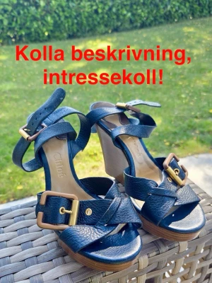 Chloé mörkblå wedge sandaler  - ‼️Osäker om vill sälja så skriv om du vill och till vilket pris‼️Superfina mörkblå wedge sandaler från Chloé i storlek 38 (passar med största sannolikhet även 37). Jättebra skick men undersidan är lite smutsig (kan skicka bild) ❤️