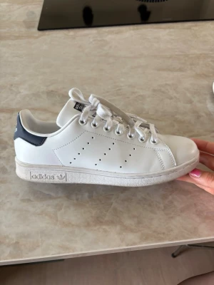 Stan smith skor - Sååå fina skor🥰🌸💕💕💕🌸  använda 3 gånger, säljer pga fel storlek