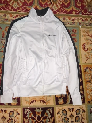 Champion tracksuit  - Änvända som ny och har inga skador, Storlek S på båda jag kan skicka mer bilder om det behövs och kan sänka priset 