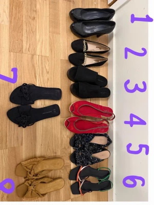 Svarta sandaler med rosett - 1 skor storlek 38, pris 115kr  2 primark skor 36, pris 100kr  3 din sko storlek 38, 200kr 4 polo 41.  Jag tror passar mer 39-40, 180 kr  5 Zara  storlek 37, pris 120kr  6Zara storlek  37 , pris 130 kr  7 Debenhams storlek 39, 80kr  8 Mango  storlek 38 , 130 kr  Du kan hitta mer på min sida 🌼  
