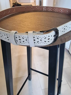 Skärp vitt - Bälte 110 cm långt. 2,8 cm brett. PU läder.