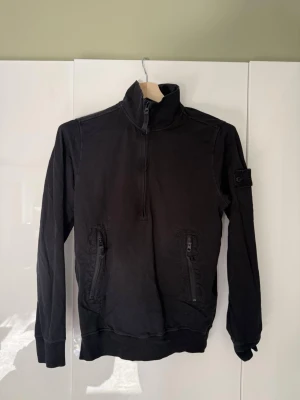 Stone Island Ghost Piece Half Zip - Säljer en Stone Island Ghost Piece Half Zip i svart, storlek S.  Ghost Piece är en av Stone Islands mest exklusiva kollektioner med den helsvarta kompasspatchen. Tröjan är i bra använt skick och har inga hål eller större skador. Alla knappar och patchen finns kvar.