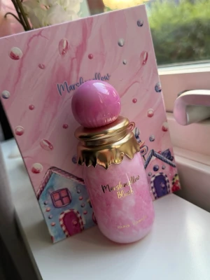 Paris corner marshmallow blush parfym - Säljer en 100 ml Paris corner marshmallow blush parfym. Kartong medföljer. Aldrig använt. Luktar supergott! 