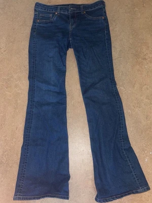 Jeans  - Säljer dessa lågmidjade jeans i storlek M, aldrig kommit till användning. De är utsvängda nertill 💞