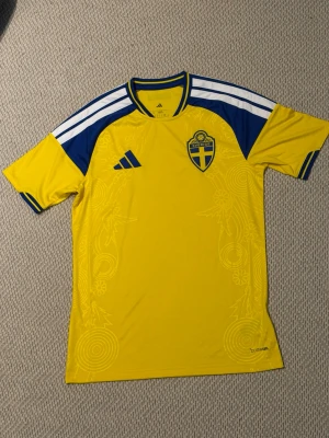 Sverige matchtröja - 2026 Sverige hemma tröja. Säljer eftersom det är fel storlek för mig. 