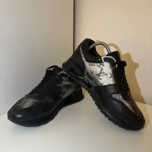 Svarta sneakers från Louis Vuitton - Snygga svarta sneakers från Louis Vuitton med deras ikoniska monogrammönster. Skorna har en stilren design med snörning och är tillverkade i skinn. Perfekta för den som vill ha en lyxig touch i vardagen. Storlek 42 nypris 11.000 och digital kvittot finns