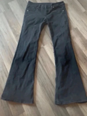 Jeans  - Säljer dessa lågmidjade jeans i storlek M, aldrig kommit till användning. De är utsvängda nertill 💞