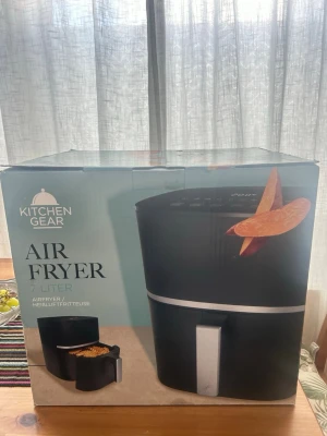 Kitchen Gear Air Fryer 7 liter - Säljer en svart air fryer från Kitchen Gear med kapacitet på 7 liter. Perfekt för att laga mat snabbt! Helt nytt aldrig öppnat! Priset kan diskuteras!!! Har tyvärr inte kvitto kvar men HELT NY. 