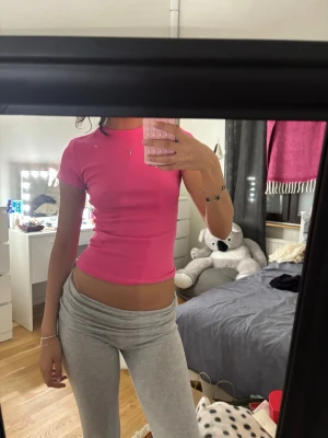 Tight rosa t-shirt  - Aldrig använd, från bershka