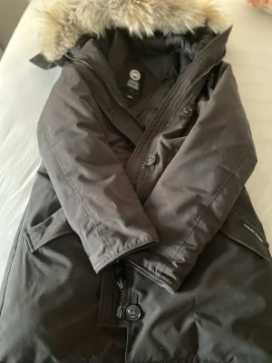Canada Goose Jacka Dam 2XL - En Canada goose jacka för Dam i bra skick har använt den under cirka 1 vinter bara 