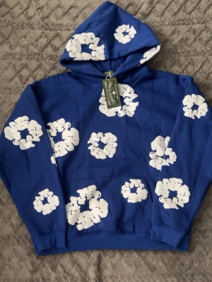 Blå denim tears hoodie - Riktigt snygg och insidan är jätte mjuk så riktigt skön att ha på sig