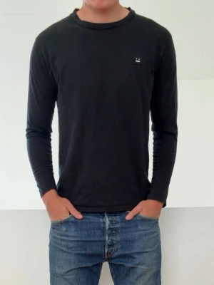Acne Studios Longsleve Tshirt - Svart Acne Studios Longsleve T-shirt sitter i strl S! Bra skick och hör gärna av er vid frågor elr funderingar!!