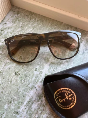 Ray-Ban Boyfriends solglasögon  - Säljer ett par sköna rb4147 solglasögon! | Mycket fint skick på glasen och bågarna! | Storlek 60:15. | Kommer med fodral! | Ställ gärna frågor innan du köper!