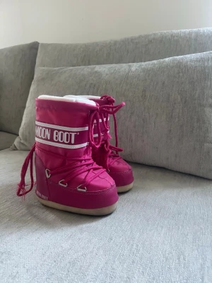  Rosa moonboots  - Säljer ett par rosa moonboots i super bra skick! Perfekt för en litet barn/bebis. Perfekta till vintern då det är väldigt varma. Knappt aldrig använda.