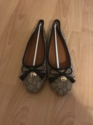 Coach ballerina  - PRIS KAN DISKUTERAS, Coach ballerina i storlek 39, säljs pågrund av att dom är lite små i storleken.
