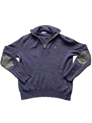Ralph Lauren half zip - Säljer nu denna tvär feta merinoull full zip tröja från Ralph Lauren. Tröjan är i fint skick utan defekter. På ettikieter är storleken M men den sitter mindre då den krympt i tvätten. Men uppskattningsvis storlek XS/S och därför la jag även in bilder med de olika måtten!  Jag har massor med liknande kläder ute så kolla gärna in min profil och självklart kan vi lösa ett bättre pris vid köp av flera plagg.