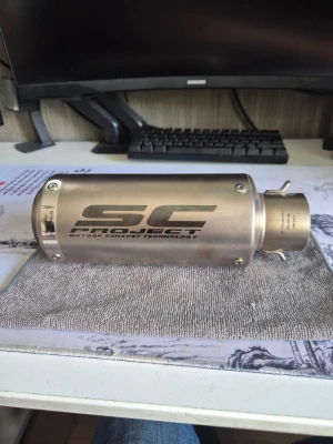 SC Project avgassystem till MC - Säljer ett SC Project avgassystem för motorcykel i borstat metallutförande. Cylindrisk form med tydlig logga och texten 'MotoGP Exhaust Technology' på sidan. Passar dig som vill uppgradera ljudet och stilen på din hoj.