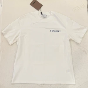 Vit kortärmad t-shirt från Burberry - Klassisk vit t-shirt från Burberry med diskret logotyp på bröstet. T-shirten har rund halsringning och korta ärmar. Tillverkad i mjuk bomull för en bekväm känsla och stilren look.