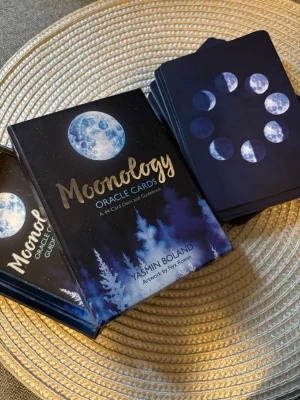 Moonology oracle deck  - I mycket bra skick, guidebook medföljer självklart.  Varan finns på andra ställen också då jag vill få sålt så fort som möjligt. + Äkta kort, Ny pris i affär:  259kr (skickas samma dag eller dagen därpå, vid frågor tveka inte att höra av er ❤️) 