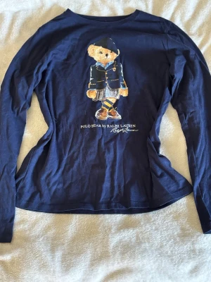 Polo Ralph Lauren tröja storlek 146-152 - Långärmad Marinblå Polo Ralph Lauren tröja med en söt björn framtill. Varan är i ett mycket fint skick, använd en gång💗