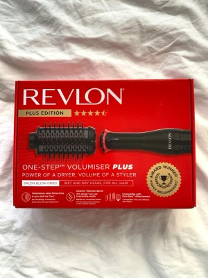 VARMLUFTSBORSTE - REVLON One-Step Volumiser Plus - Säljer en Revlon One-Step Volumiser Plus varmluftsborste. Har bara använt den bara två ggr, sista bilden på borsten (det vita) är bara från hårprodukter men annars är den helt ny. Skriv för frågor