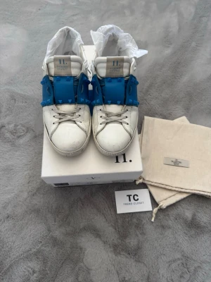 Valentino skor - Ljusblå valentino skor i storlek 41, box dustbags och extra snören medföljer. Skorna är i bra skick med alla nitar kvar. Nypris 7000kr mitt pris endast 1499kr. Hör avser vid frågor. Mvh Trend closet😊🙌