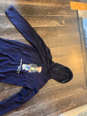 Polo ralph lauren hoodie - Säljer en mörkblå hoodie med polo ralph lauren björn på. Storleken är M. Hoodien är ganska tunn och luftig så den passar perfekt till sommardagarna. Den har knappt används och säljer pågrund av att den inte passar mig. Det är inge hål eller slitningar på. Det är bara att skriva om du har några frågor. Pris kan diskuteras