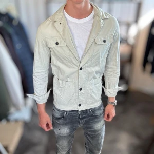 Overshirt - Mycket fint skick, inga defekter. Passar dig som är 170-180cm ungefär. Modellen är 185 cm, 75 kg. Alltid billigare pris vid köp av flera varor‼️🙌Svarar alltid på frågor eller funderingar! 
