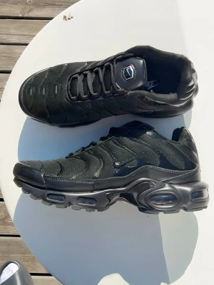 Nike Air Max Plus  - Tns i triple black. Aldrig andvända utomhus och inget tecken av andvändning.👌🏽