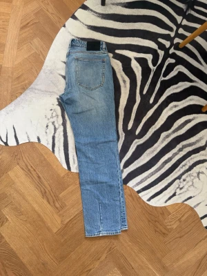 Jättefina ljusblåa herr jeans ifrån märket NEUW i L34 & W34 - Jättefina ljusblåa herr jeans ifrån märket NEUW i L34 & W34 som är i mycket bra skick och som är perfekta nu inför hösten. De är i modell ray straight och har en jättefin passform. De är klassiska, i bra kvalité och är ett perfekt basplagg till garderoben. Skriv om funderingar, lämna gärna omdöme om köpt och priset kan diskuteras😊