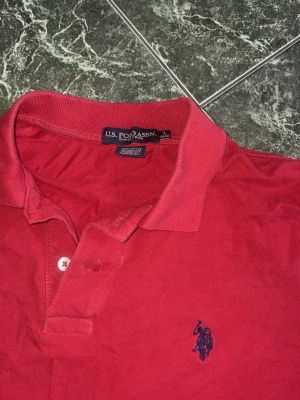 Ralph Lauren Pike - En Polo Pike i färg röd och mörkblå. Storleken är XS. Mycket bra skick, bara lite skrynklig. Hör av dig vid fler frågor eller bilder
