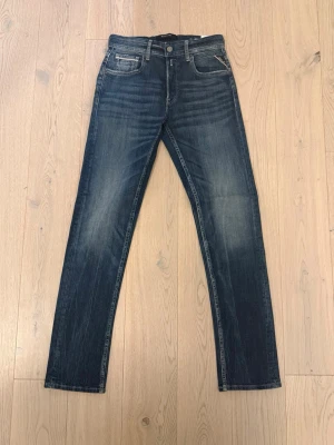 Replay Grover jeans nya W29 L32 - Replay Grover jeans W29 L32. Klassisk femficksmodell med kontrastsömmar och knappgylf. Jeansen har en tidlös tvätt och passar perfekt till en avslappnad stil.