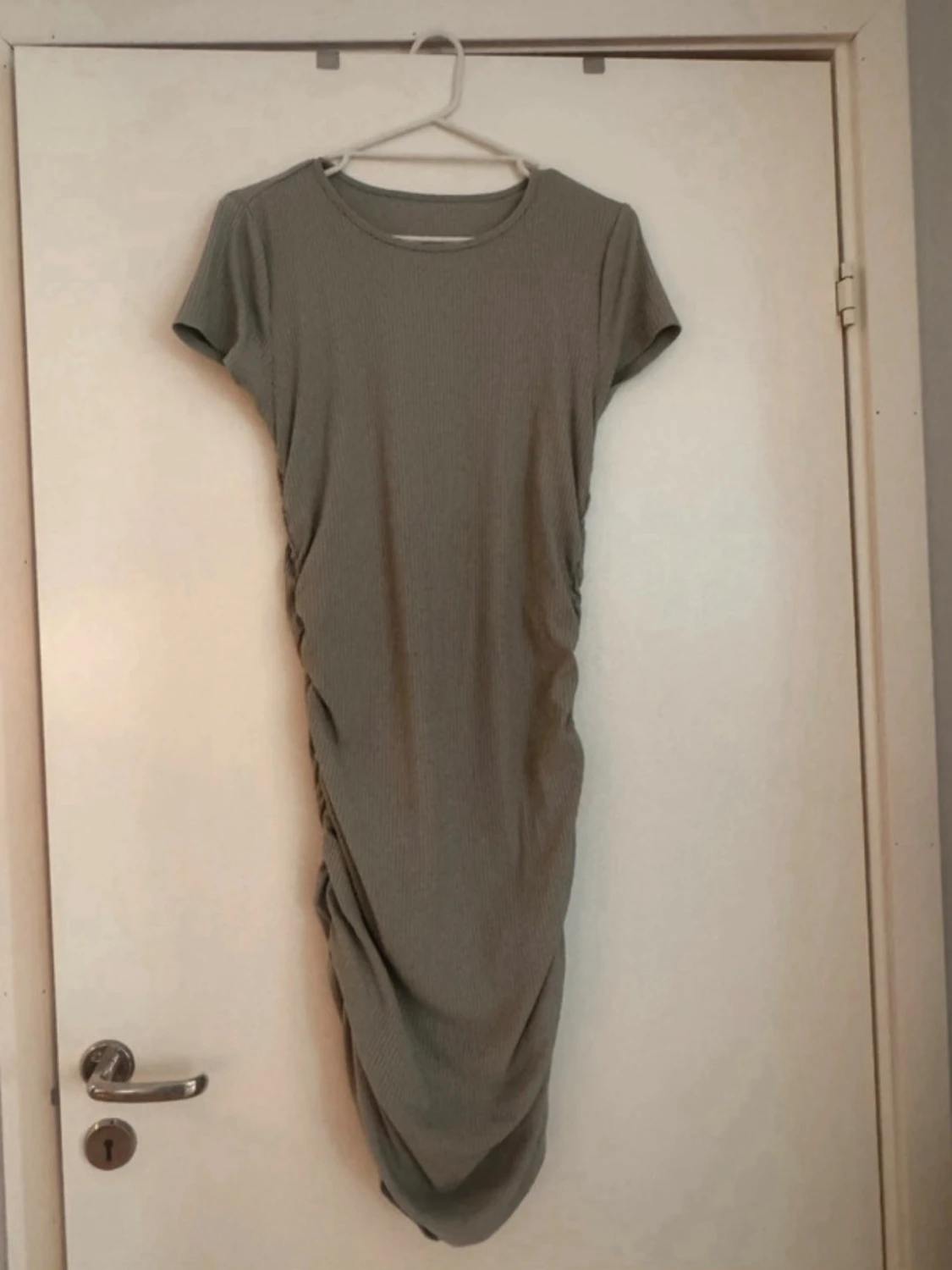 Grön klänning draperad  - 1