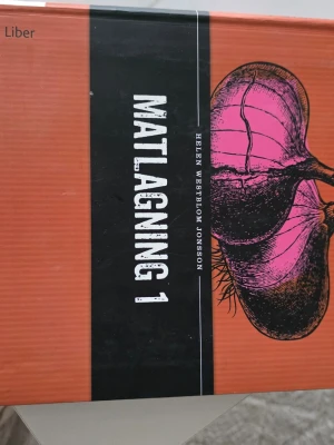 Matlagning 1 av Helene Westblom Jonsson - Matlagning 1 är en kursbok skriven av Helene Westblom Jonsson och utgiven av Liber. Omslaget är orange med svart band och en stor illustration av ett lila vitlökshuvud. Boken är inbunden och rikt illustrerad, perfekt för dig som pluggar matlagning.