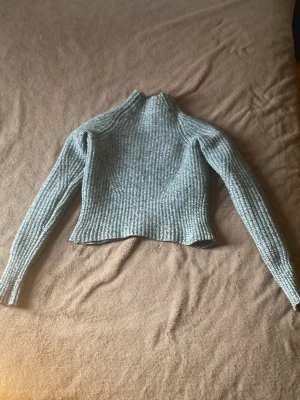 Grå stickad magtröja Acne Studios - En grå magtröja från acne studios. Pris kan sänkas vid snabb sffär eller köp av fler