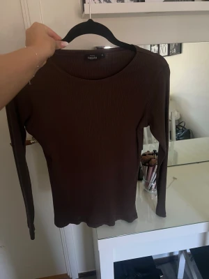 Brun ribbad långärmad topp - Mörkbrun ribbad topp från Kappahl. Aldrig använd. Mer som en S i storleken 