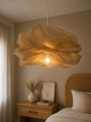 Guld brunn taklampa i metall mesh 40-45 cm - Säljer en unik beige taklampa med vågig, molnliknande form i tunt tygmaterial. Lampan hängs i taket och ger ett mjukt, varmt sken som skapar mysig stämning i rummet. Perfekt som statement piece i sovrum eller vardagsrum.