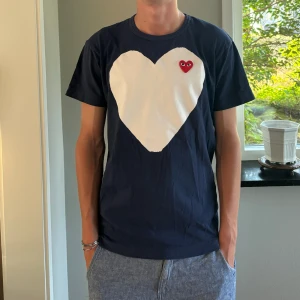 Cdg T-shirt  - Cdg t-shirt  | Skick: 9/10 | Size - L passar M | Pris - 499kr Modellen är ca 182cm lång | Fraktar via postnord eller instabox på köparens bekostnad | Hör av dig vid minsta fråga eller fundering