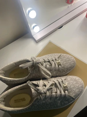 Beige sneakers från Michael Kors - Äkta Michael Kors - Sneakers. Använts ca 5 gånger, mycket fint skick. Säljs då det inte är min stil😊