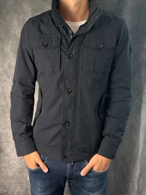 J.lindeberg field jacket bailey - Mycket fint skick | Size M (modellen är 188 cm 74 kg) | fraktar spårbart inom 24 timmar | för att köpa klicka ”köp nu” | vid frågor eller funderingar skriv ett meddelande | följare får bättre rabatter🙌