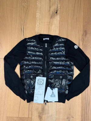 Moncler kofta dam  - En mycket snygg moncler kofta till dam i mycket fint skick. Den är nästan aldrig använd, tillkommer med kvitto och tags. Storlek 1-S