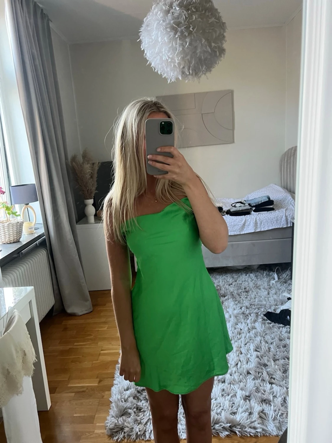 Somrig klänning med öppen rygg